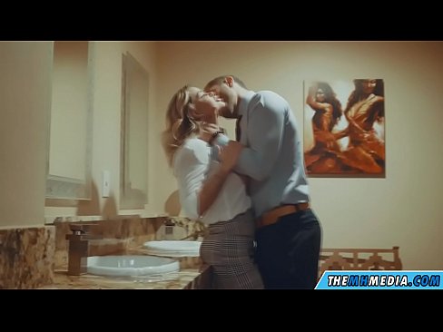 ❤️ عندما تغريك شقراء مفلس في مرحاض عام الفيديو الشرجي